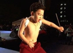 "Psy nhí" lột áo khoe... bụng và nhảy "Gangnam Style"