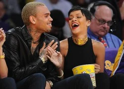 Rihanna và Chris Brown tình tứ ngồi xem bóng rổ