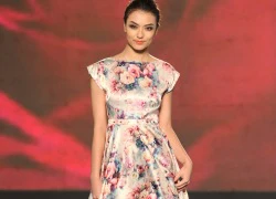 Sàn catwalk Việt ngập tràn hoa hồng