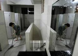 Sinh con trong toilet, rồi vứt đi