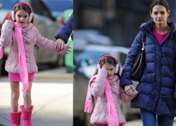 Suri Cruise diện nguyên 1 cây hồng rực rỡ