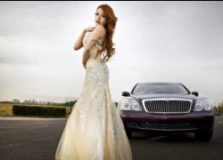 Thiếu nữ đẹp kiêu sa bên xe siêu sang MayBach