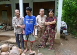 Thương hai vợ chồng già thường xuyên bị con cho ăn... nắm đấm