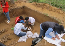 Tìm thấy khuyên tai, rìu đồng, giáo sắt trong mộ cổ