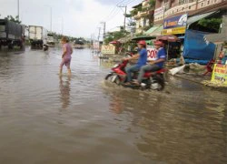 TPHCM: Mưa 30 phút, "sông" lại về phố