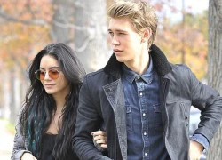 Vanessa Hudgens tay trong tay bạn trai đi tiệc Giáng sinh