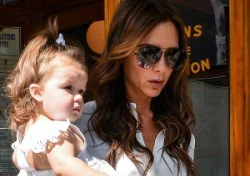 Victoria Beckham tìm trường mới cho bé Harper ở London