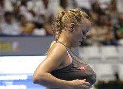 Wozniacki "độn ngực" nhái Serena