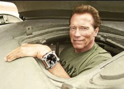 Arnold Schwarzenegger nghiền nát Mercedes-Benz bằng... xe tăng