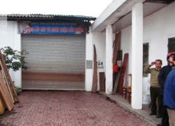 Bị gỗ đè, 2 công nhân thương vong