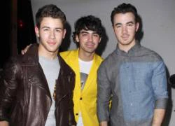 Đầu năm, Jonas Brothers đối mặt với kiện tụng