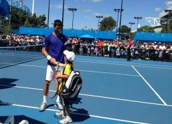 Djokovic choáng vì cú winner của tay vợt nhí