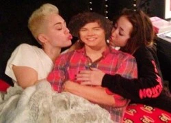 Hai chị em Miley "lên giường" với Harry Styles