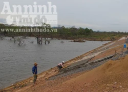 Hãi hùng thi công trên mặt đập... nước chảy xuyên chân đập!