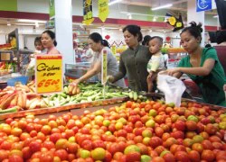 Hàng Tết đua tăng giá