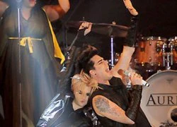 Khoảnh khắc quái chiêu của Adam Lambert