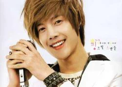 Kim Hyun Joong suýt ngã xuống hố trên sân khấu