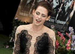 Kristen xót xa vì váy xịn bị chê xấu