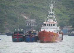 Lai dắt hai tàu cá gặp nạn vào cảng Quy Nhơn