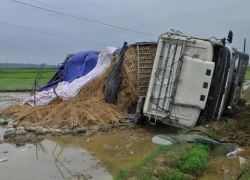 Lật xe, hàng nghìn quả dưa hấu đổ xuống ruộng