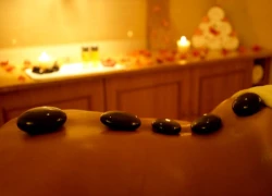 Massage đá nóng cho cơ thể