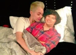 Miley Cyrus &#8216;lên giường&#8217; với Harry Styles