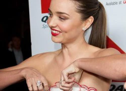 Miranda Kerr sửa váy chốn đông người