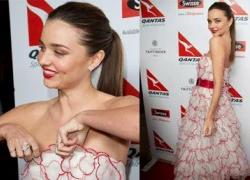 Miranda Kerr vô tư kéo váy trên thảm đỏ