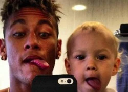 Neymar và con trai lè lưỡi 'tự sướng'