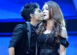 Những nụ hôn làm nóng Vietnam Idol