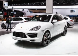 Porsche Cayenne Turbo S có giá 147.000 USD