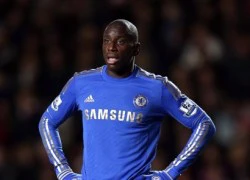 Rửa xe quịt tiền, Demba Ba bị fan vạch mặt