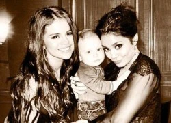 Selena Gomez và Vanessa Hudgens khoe ảnh tập làm mẹ