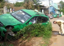 Taxi hất nam thanh niên lên capo