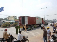 TP.HCM: Xe máy va nhau, một người bị xe container cán chết