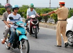 Cảnh sát giao thông phải đeo thẻ xanh 'để dân giám sát'