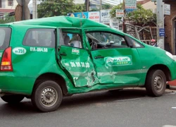 Xe khách húc taxi, tông cột điện