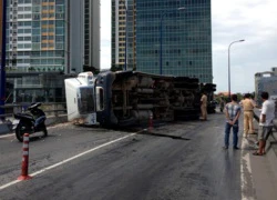 Container lật nhào trên cầu vượt