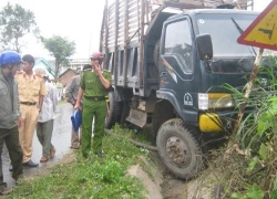 Đi viếng đám ma bị xe tải tông chết