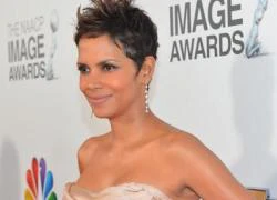 Halle Berry đọ dáng Freida Pinto