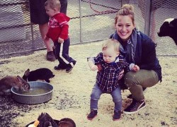 Hilary Duff tập đi cho con trai ngay giữa chợ quê