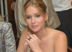 Jennifer Lawrence đẹp thanh lịch trong chiếc váy trắng đen