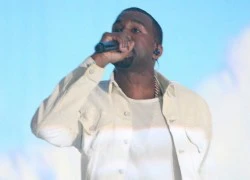 Kanye West tức giận gào thét và ném mic vào fan