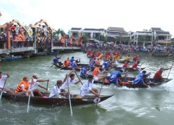 Khách Tây cùng tranh tài đua ghe ở phố Hội