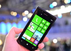 Lumia 720: Nhẹ hơn, mỏng hơn Lumia 920 nhưng cấu hình thấp hơn