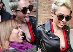 Miley Cyrus &#8220;thả rông&#8221; khoe ngực lấp ló