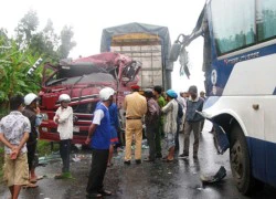 Phú Yên: Xe khách đâm nát đầu xe container trong mưa