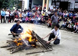 Rợn người xem cảnh chân trần nhảy vào giữa đống lửa đỏ rực