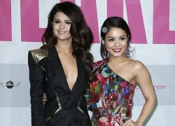 Selena Gomez phanh ngực, khoe lưng dự tiệc