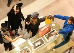 Selena, Vanessa và Ashley tay trong tay thân thiết đi shopping